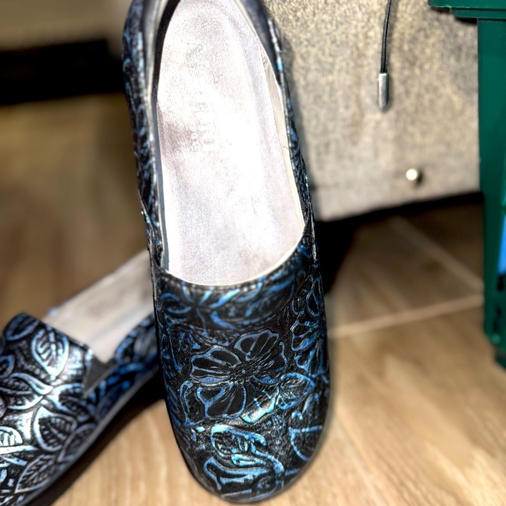 Alegria Keli Navy Swish Exclusive Leather Embossed Slip-On Clogs size 39